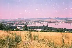 Povodeň na řece Moravě v Uherském Hradišti v roce 1997. Alej stromů při okraji vodní plochy naznačuje původní koryto rozlité řeky.