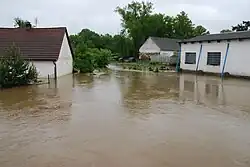 Rozvodněný Hrejkovický potok během povodní v roce 2013, vesnice Velká