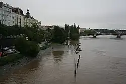 Náplavka v Praze na Smíchově u Nábřežní ulice, zaplavená při povodni v červnu 2013