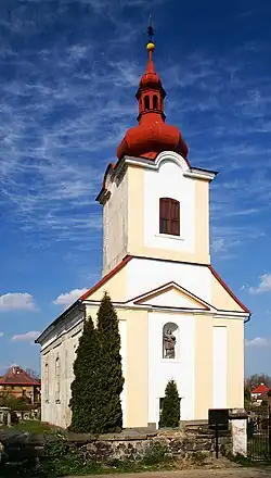 Průčelí farního kostela sv. Vavřince v Práchni