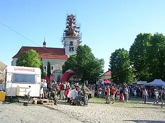 Náměstí v Prčici v den pochodu (2007) – před rekonstrukcí v letech 2010–2011