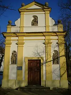 Průčelí kaple sv. Huberta ve Mstišově