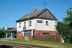 Pohled na nádražní budovu z nástupiště