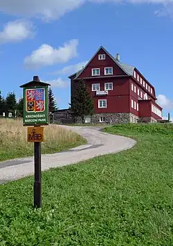 Trasa 7215 sestupuje od Pražské boudy k Husově boudě