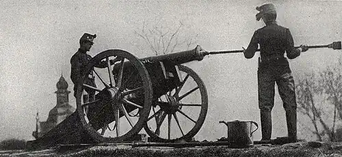 Nabíjení děla před poledním výstřelem