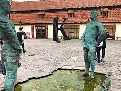 Socha Čůrající postavy v roce 2019