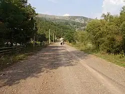 Makadamová silnice u Prači