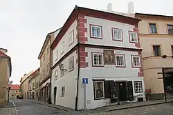 Celkový pohled na dům od kostela