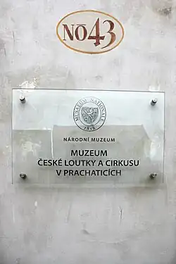 Cedule při vstupu do Muzea české loutky a cirkusu v Prachaticích