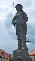 Socha Spravedlnosti na podstavci kašny