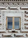 Husova, čp. 71, Prachatice, klasicistní okno s ornamentální sgrafitovou šambránou