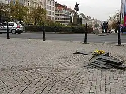 Pomník Jana Palacha a Jana Zajíce v dlažbě před Národním muzeem