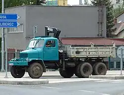 třístranný sklápěč s hydraulickou rukou