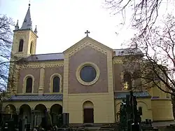 Novorománský kostel sv. Filipa a Jakuba v centru hřbitova