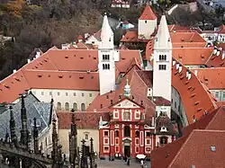 Bazilika sv. Jiří, vlevo od ní přední dvůr kláštera, za ním druhý, větší klášterní dvůr