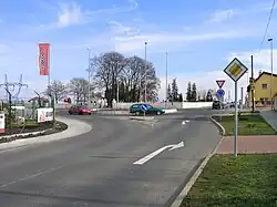 Kruhový objezd v Hrnčířích, za ním Hrnčířský hřbitov