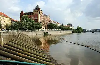 Pohled z Novotného lávky na nábřeží