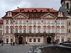 Palác Kinských v Praze s mansardovou střechou