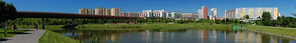 Nepomucký rybník v Centrálním parku. V pozadí sídliště Nové Butovice. 2010