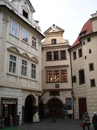 Pohled na dům směrem od Týnského chrámu