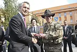 Stoltenberg a americký velvyslanec Andrew Schapiro 8. září 2015 v Praze vítají americké vojáky