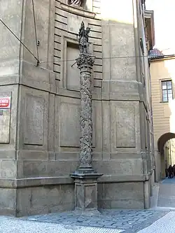 Sloup a zbytky dlažby Juditina mostu