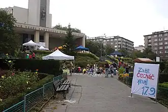 2016, Čechovo náměsti před kostelem sv. Václava (Praha)