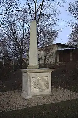 Trojboký pomník hraběnky Brigitty Canal-Malabaila (z roku 1810)