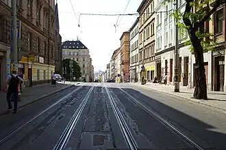 Část ulice u Sladkovského náměstí, v pozadí Pražský hrad