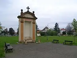 Nedaleko usedlosti je kaplička Poutní cesty do Hájku