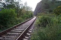 Pohled ze směru „od železniční stanice Praha-Žvahov“