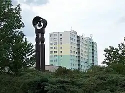 Zvonička Dačická v parku mezi paneláky