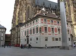 Staré proboštství, v pozadí katedrála, vpravo obelisk