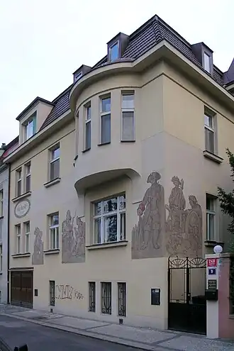 Dům s výzdobou na čísle 9