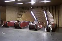 Původní eskalátory ve vestibulu vedoucí na nástupiště