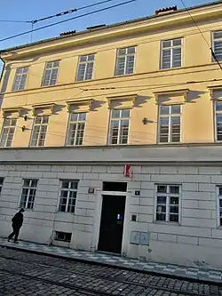 Pohled na vchodové dveře objektu včetně oken v přízemí