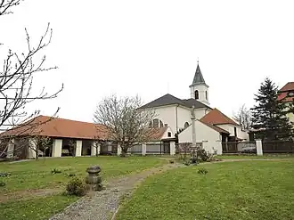 Fara se zahradou od západu