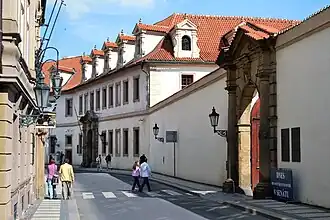 Střední část Valdštejnské ulice u Kolovratského paláce