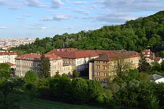 Nemocnice pod Petřínem, pohled z Úvozu