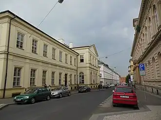 Pohled do ulice od Viničné. Po obou stranách objekty 1. lékařské fakulty UK