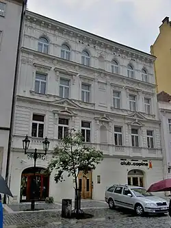 Dům U Bílého věnce, historizující úprava J. Blechy, 1890