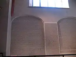 Celkový pohled na stěnu se jmény