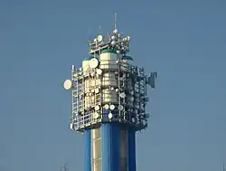 Detail vrcholu věže s anténními systémy (rok 2010)