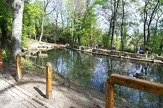 Další Lachtan (1953) zakomponovaný do jezírka v pražské Kinského zahradě