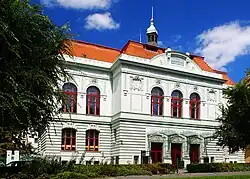 Klub sídlí v Národním domě na Smíchově