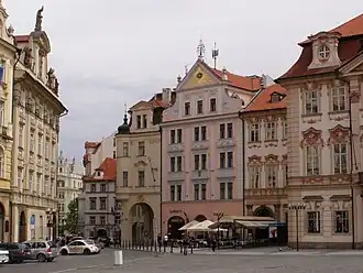 Severovýchodní kout Staroměstského náměstí s pohledem do Dlouhé třídy