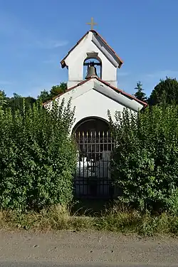 Praha, Suchdol, Kaple se zvoničkou 01.JPG