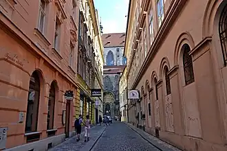 Týnská ulička, v pozadí kostel Matky Boží před Týnem