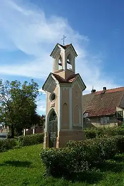 Novogotická kaplička v obci z roku 1886