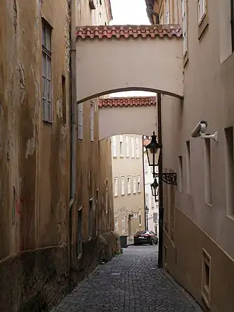 střední úsek ulice s prampouchy